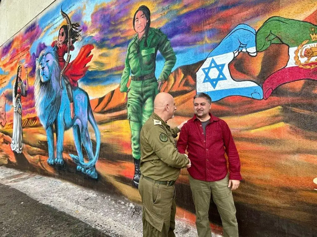 קצין ישראלי ויזם איראני לוחצים ידיים