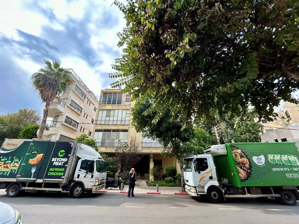 משאית של עופות ומשאית של תחליף בשר ביונד חונות זו מול זו