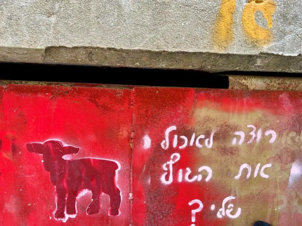 סיור גרפיטי טבעוני עגל